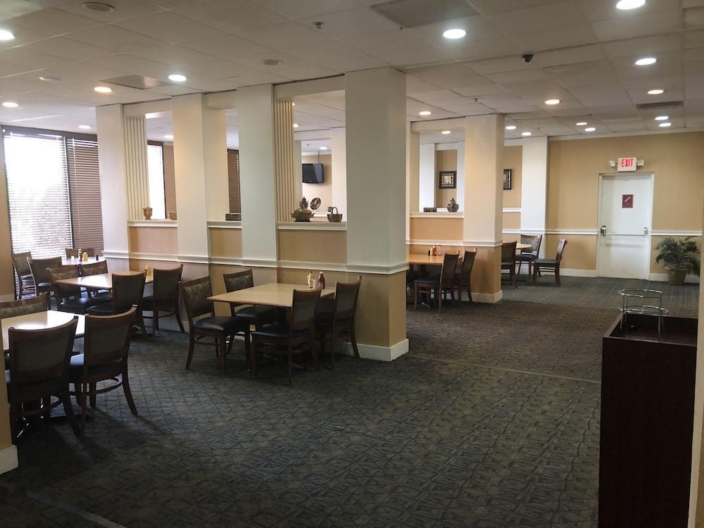 Отель Wyndham Garden Atlanta Airport Колледж Парк Экстерьер фото