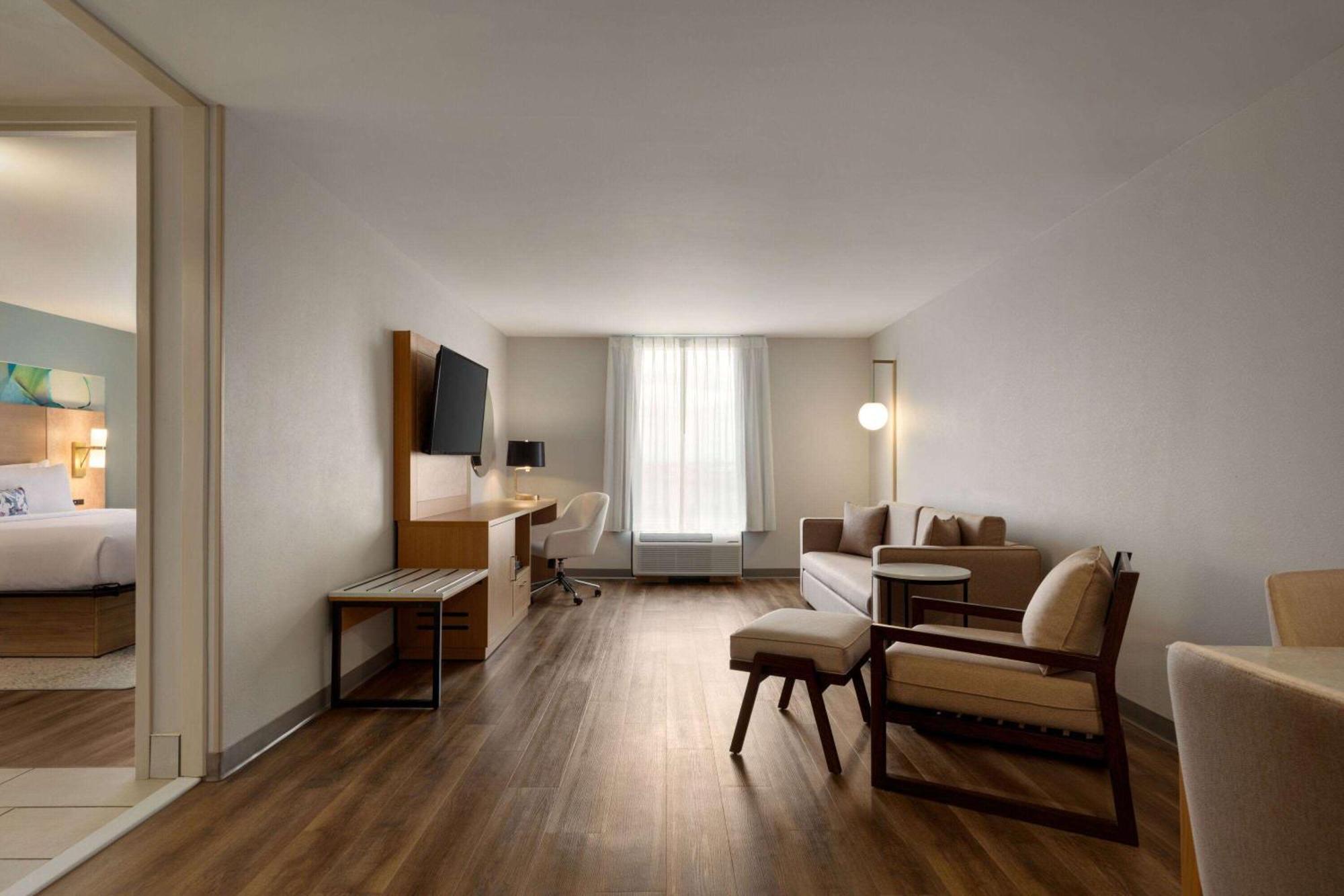 Отель Wyndham Garden Atlanta Airport Колледж Парк Экстерьер фото